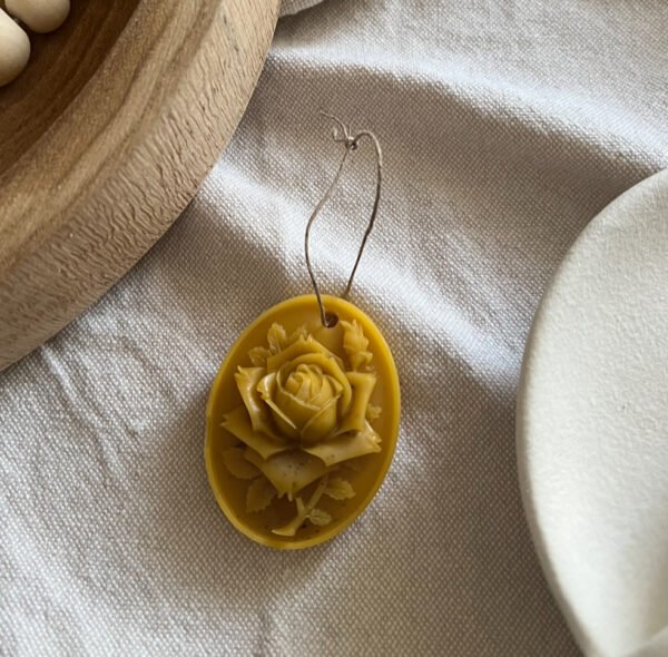 Bees Wax Rose Melt With Dried Rose Petals