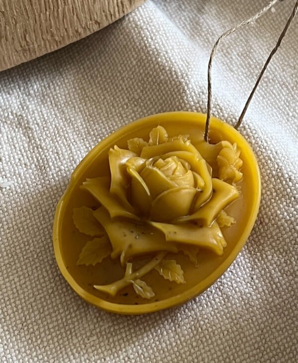 Bees Wax Rose Melt With Dried Rose Petals - Image 2