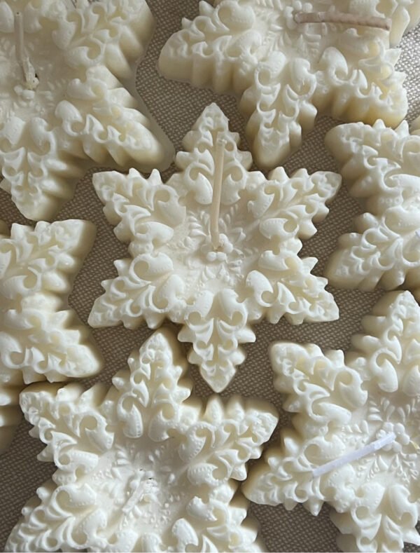 A Natural Soy Snowflake Christmas Candle