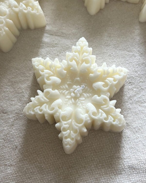 A Natural Soy Snowflake Christmas Candle - Image 2