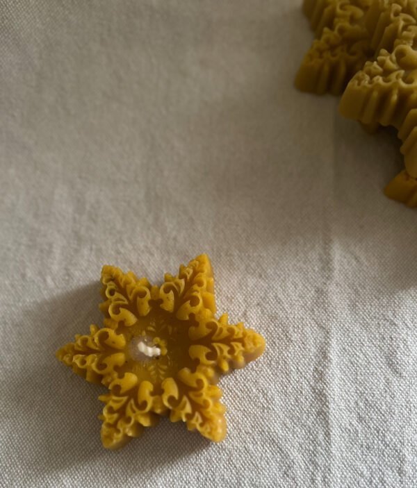 Natural Bees Wax Christmas Cosy Snowflake - Image 4