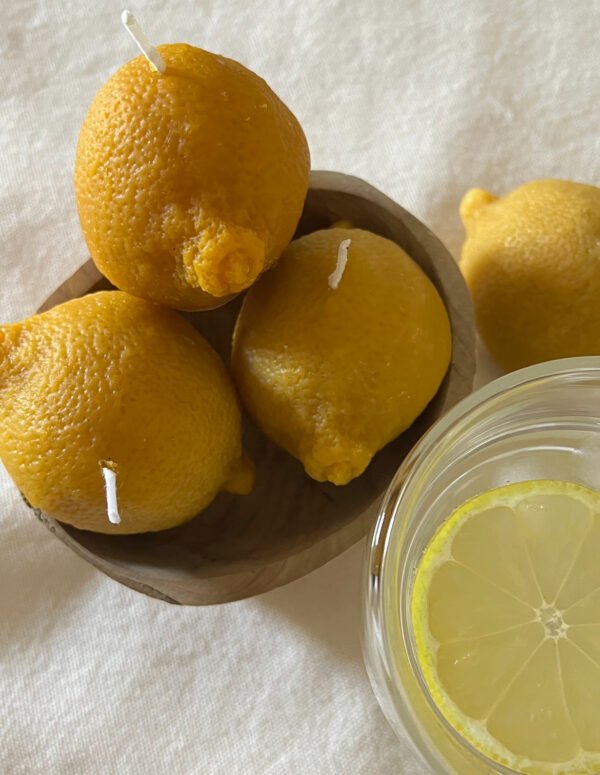 1x Viral Lemon Pure Beeswax Candle - Image 2